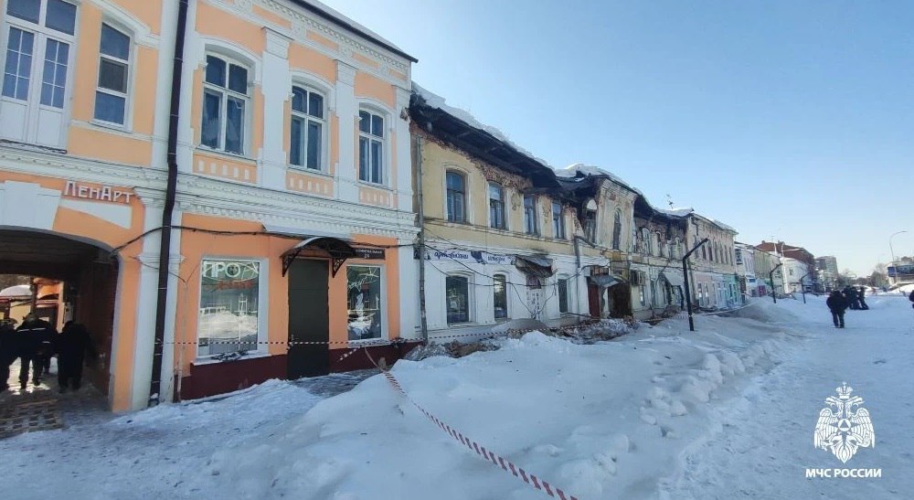 В Тамбове обрушилась кровля расселённого дома на Коммунальной В Тамбове обрушилась кровля расселённого дома на Коммунальной