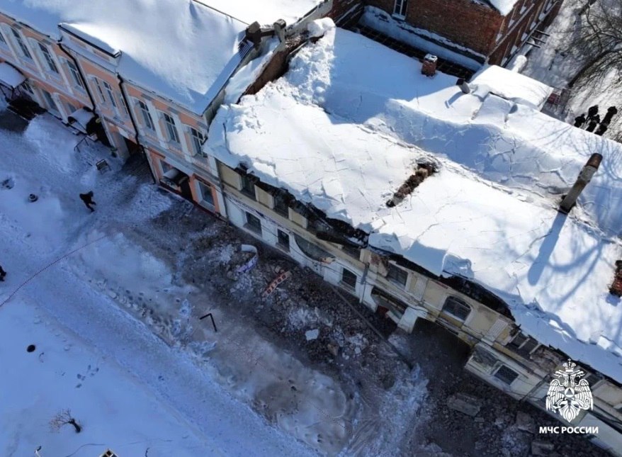 В Тамбове обрушилась кровля расселённого дома на Коммунальной В Тамбове обрушилась кровля расселённого дома на Коммунальной