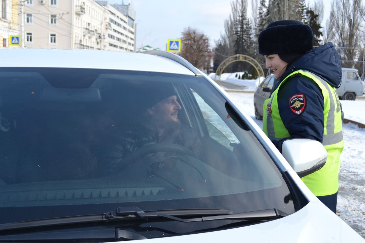 В преддверии Дня защитника Отечества сотрудники Госавтоинспекции вышли в традиционный поздравительный рейд В преддверии Дня защитника Отечества сотрудники Госавтоинспекции вышли в традиционный поздравительный рейд