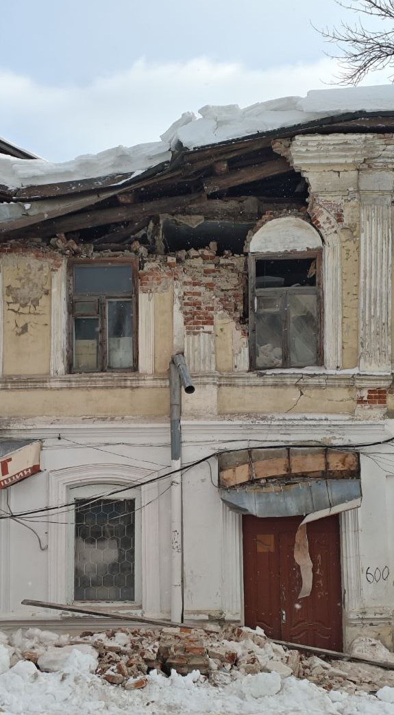 В центре Тамбова из-за снега частично обрушилось историческое здание В центре Тамбова из-за снега частично обрушилось историческое здание