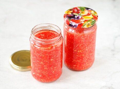 Приготовьте хренодер на зиму: пикантный рецепт с помидорами и чесноком