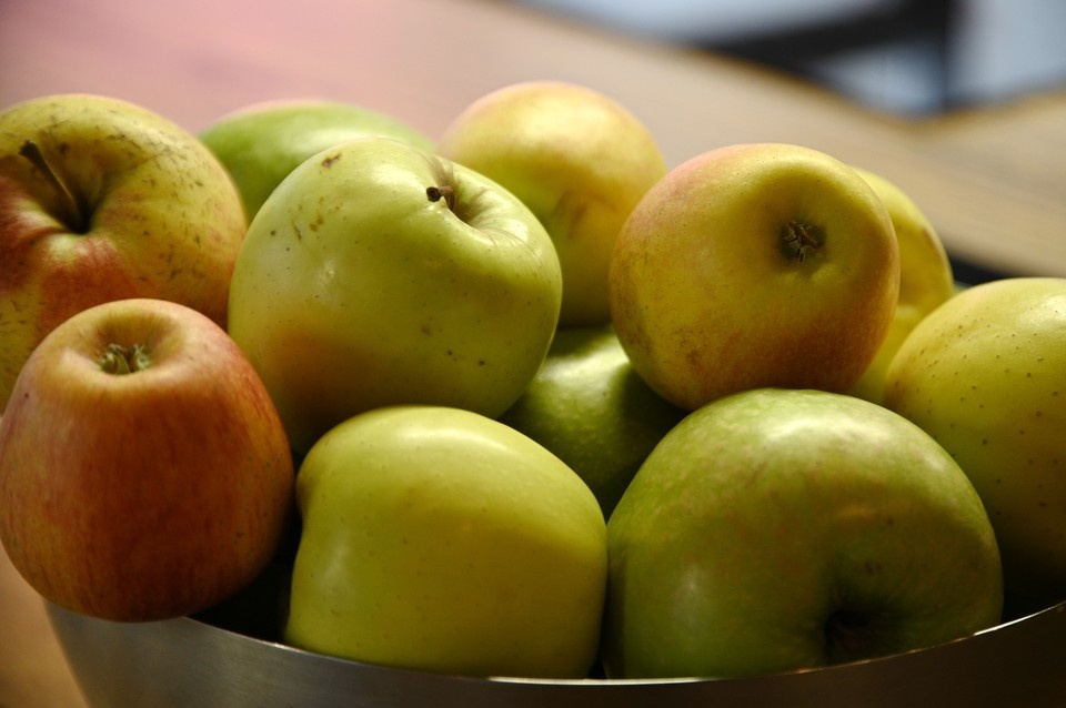 Эксперт объясняет, как правильно мыть фрукты и ягоды без кипячения