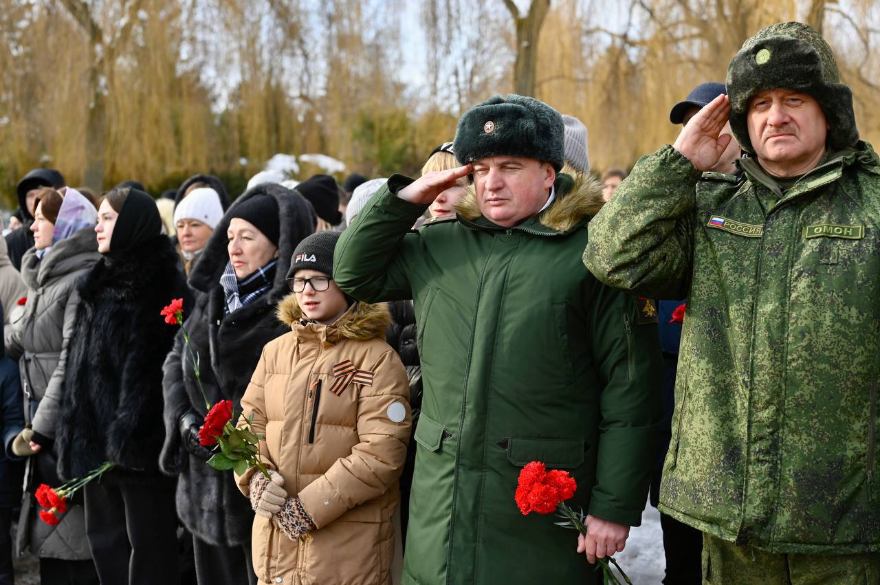 Евгений Первышов: В День защитника Отечества возложили цветы к памятнику "Скорбящая мать" и почтили память всех воинов, отдавших жизни за нашу Родину Евгений Первышов: В День защитника Отечества возложили цветы к памятнику "Скорбящая мать" и почтили память всех воинов, отдавших жизни за нашу Родину