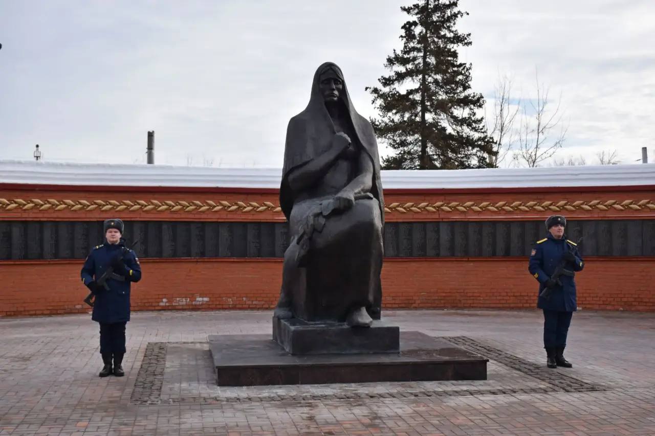 Максим Косенков: По многолетней традиции 23 февраля возложили цветы к монументу «Скорбящая мать» на Воздвиженском кладбище Максим Косенков: По многолетней традиции 23 февраля возложили цветы к монументу «Скорбящая мать» на Воздвиженском кладбище