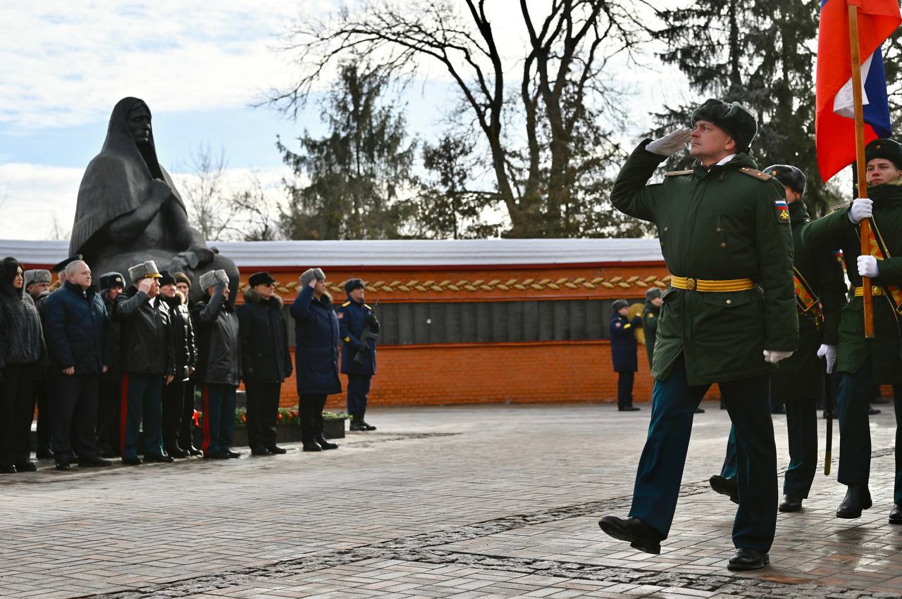 Евгений Первышов: В День защитника Отечества возложили цветы к памятнику "Скорбящая мать" и почтили память всех воинов, отдавших жизни за нашу Родину