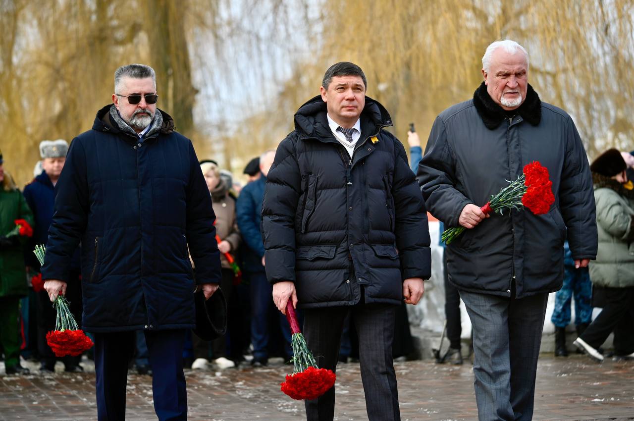Евгений Первышов: В День защитника Отечества возложили цветы к памятнику "Скорбящая мать" и почтили память всех воинов, отдавших жизни за нашу Родину Евгений Первышов: В День защитника Отечества возложили цветы к памятнику "Скорбящая мать" и почтили память всех воинов, отдавших жизни за нашу Родину
