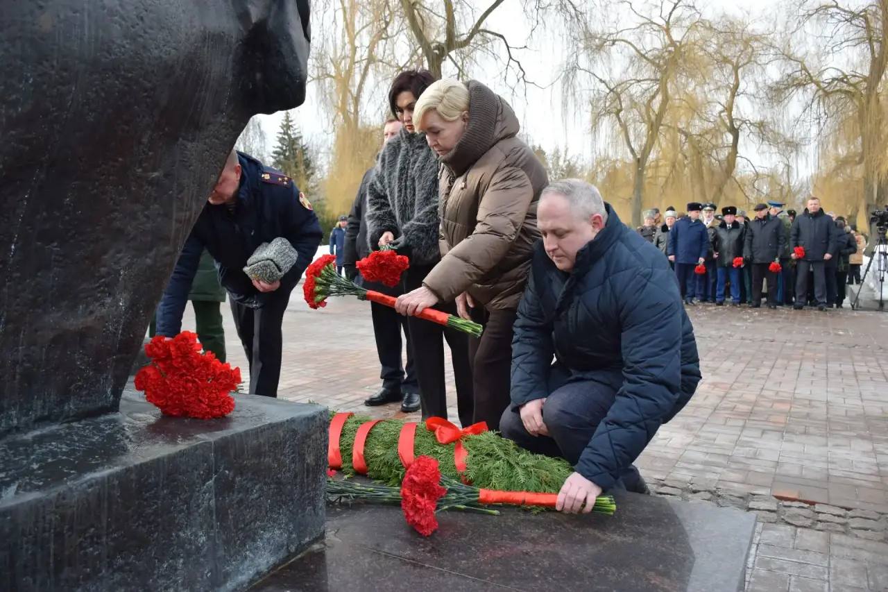 Максим Косенков: По многолетней традиции 23 февраля возложили цветы к монументу «Скорбящая мать» на Воздвиженском кладбище Максим Косенков: По многолетней традиции 23 февраля возложили цветы к монументу «Скорбящая мать» на Воздвиженском кладбище