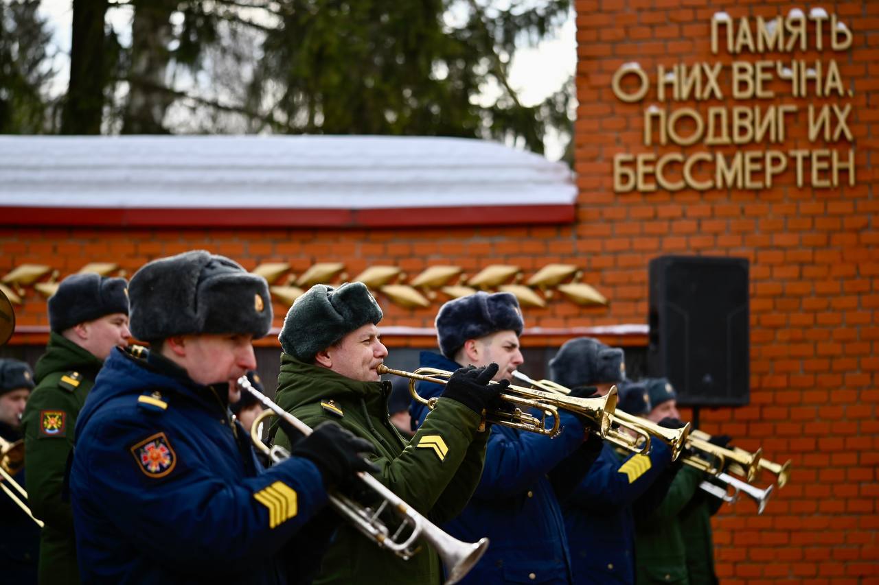 Евгений Первышов: В День защитника Отечества возложили цветы к памятнику "Скорбящая мать" и почтили память всех воинов, отдавших жизни за нашу Родину Евгений Первышов: В День защитника Отечества возложили цветы к памятнику "Скорбящая мать" и почтили память всех воинов, отдавших жизни за нашу Родину