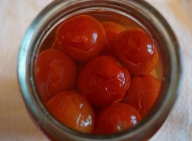 Простые и вкусные маринованные помидоры: легкий рецепт на лето