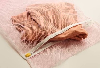 Как сделать стирку проще: незаменимые аксессуары для ухода за одеждой