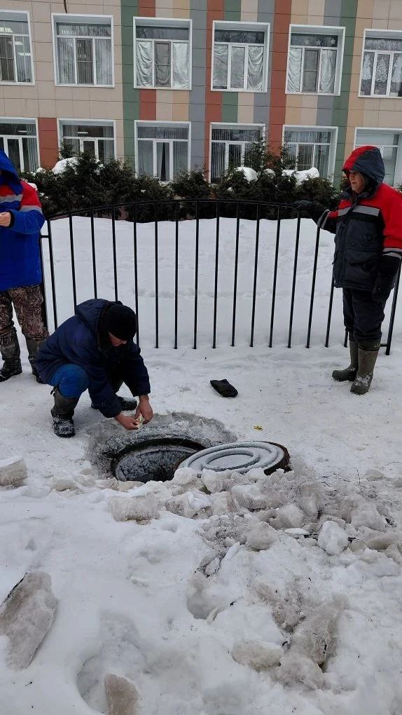 В Тамбове коммунальщики устраняют повреждение водовода на улице Пушкарской