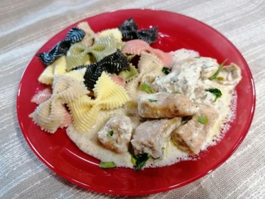 Нежная куриная грудка в сырном соусе: простой рецепт