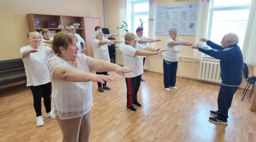 В Тамбовской области мастер по гиревому спорту Вячеслав Пашков провёл тренировку для пенсионеров