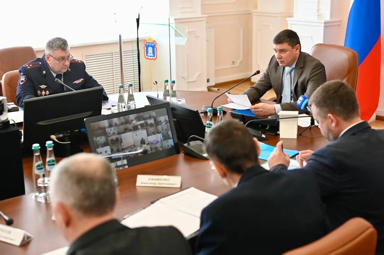 Глава региона Евгений Первышов провел расширенное заседание комиссии по обеспечению безопасности дорожного движения в Тамбовской области, на которой подвели итоги работы за 2025 год