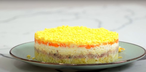 Классика на столе: новый взгляд на салат мимоза