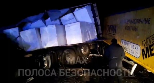 Два человека погибли при столкновении грузовиков в Первомайском округе