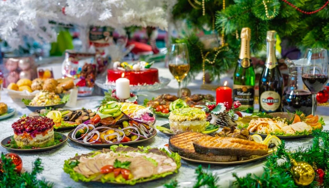 Стильный новогодний стол: как сделать праздник вкусным и бюджетным