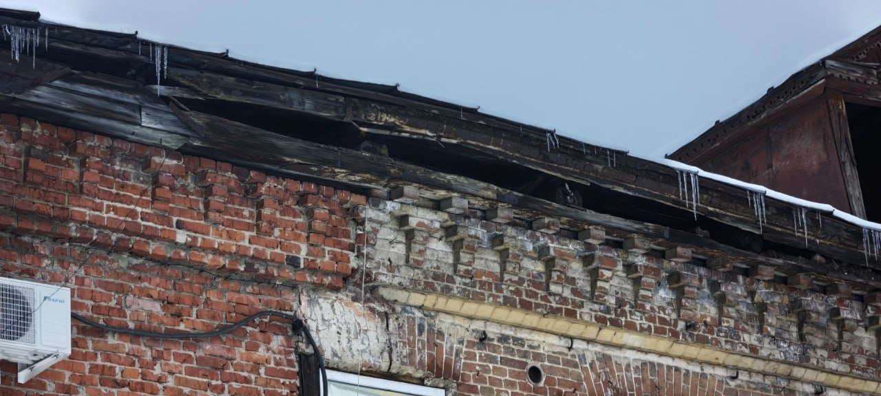 В Тамбове в старинном здании на Коммунальной деформировалась несущая стена В Тамбове в старинном здании на Коммунальной деформировалась несущая стена