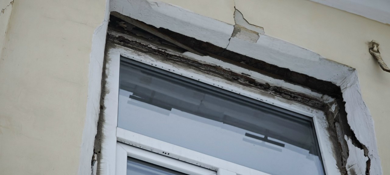 У исторического дома на Коммунальной деформировались стены и крыша