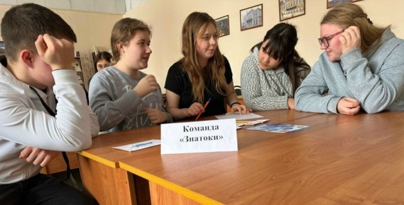 город Моршанск. Сотрудники Центральной библиотеки провели для молодежи инфо-урок «Я – будущий избиратель»