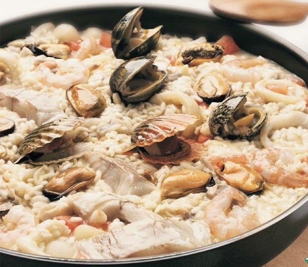Паэлья с устрицами и другими морепродуктами