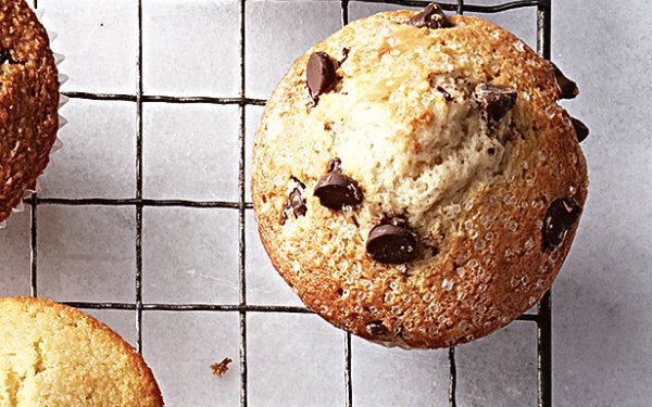 Вкусные маффины на каждый день: два шоколадных десерта из одного рецепта