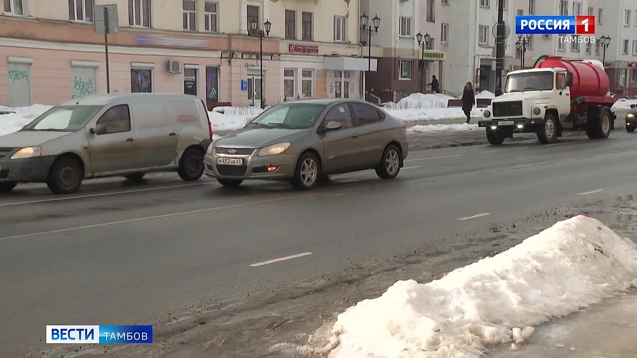 Зима сдает свои позиции, но дорожным рабочим рано прощаться с лопатами и другим инвентарем