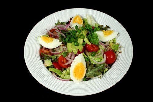 Нежный авокадо-салат с яйцами, который покорит сердца