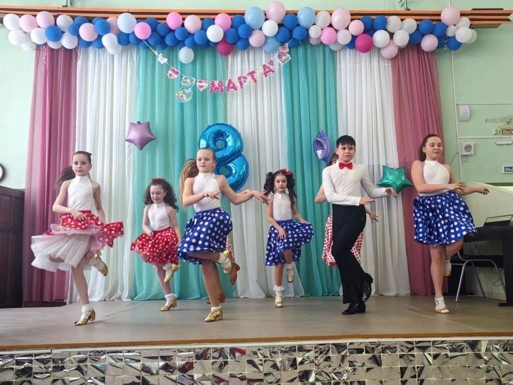 До 8 Марта осталось всего несколько дней, и в школах Тамбова проходят мероприятия, посвященные первому весеннему празднику