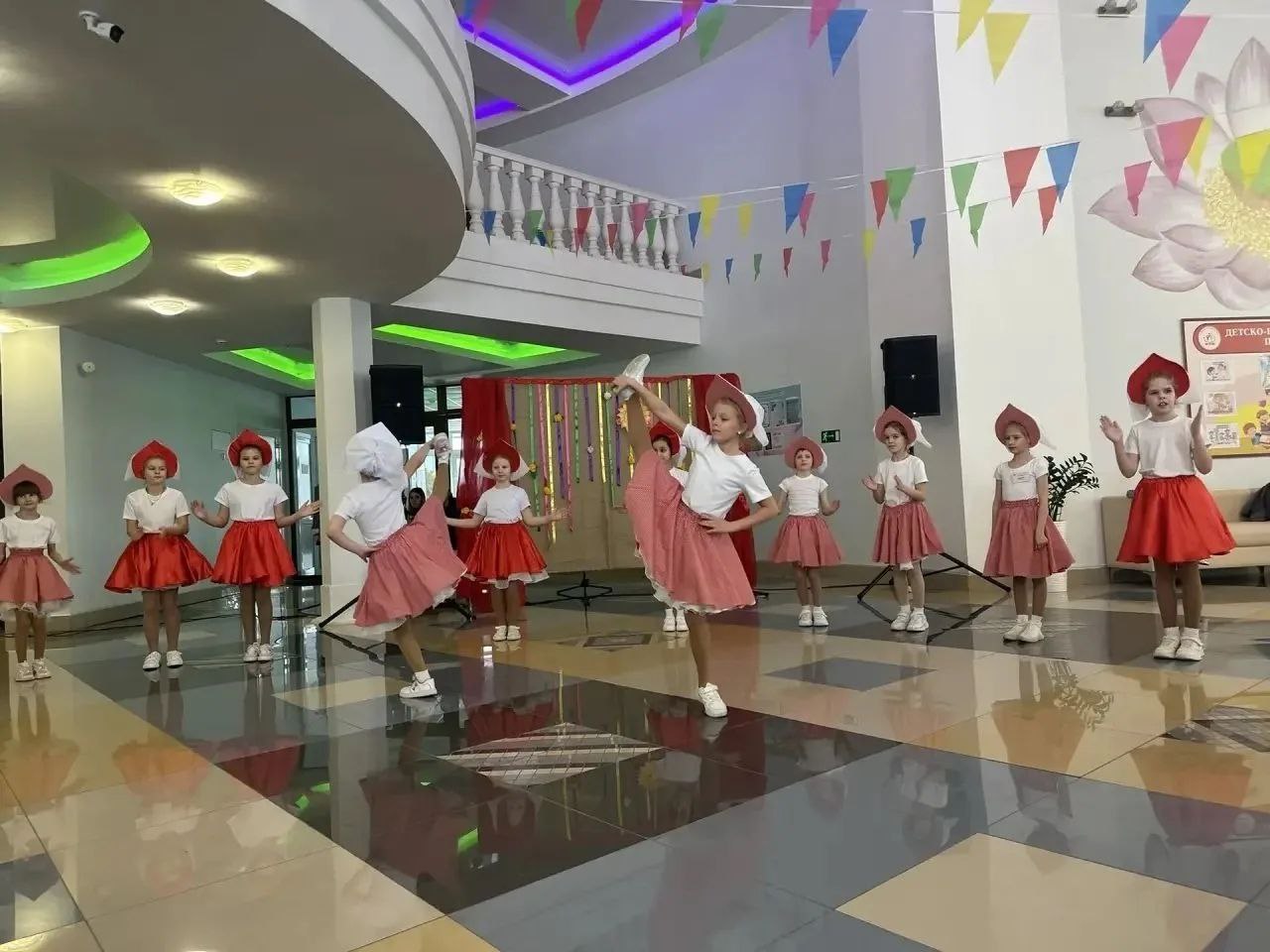 До 8 Марта осталось всего несколько дней, и в школах Тамбова проходят мероприятия, посвященные первому весеннему празднику До 8 Марта осталось всего несколько дней, и в школах Тамбова проходят мероприятия, посвященные первому весеннему празднику