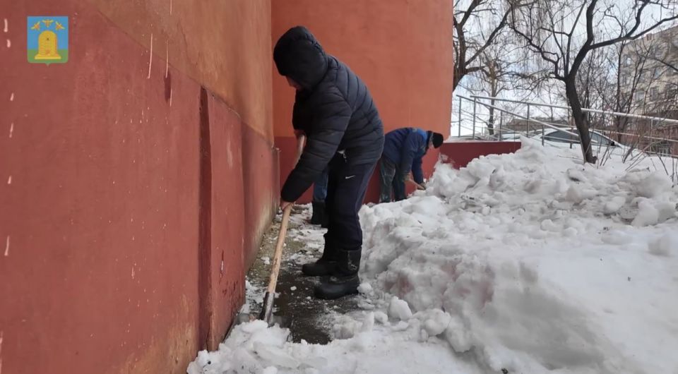 В Тамбове очищают от снега отмостки у многоквартирных домов