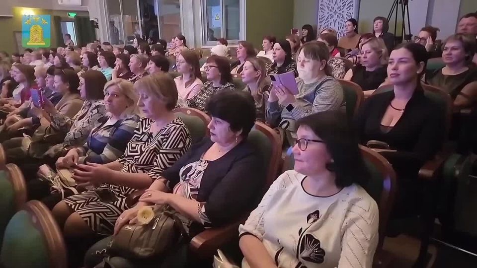 Максим Косенков: Невероятно добрая атмосфера царила вчера в Тамбовском молодежном театре — в преддверии Международного женского дня мы собрались, чтобы поздравить наших замечательных женщин