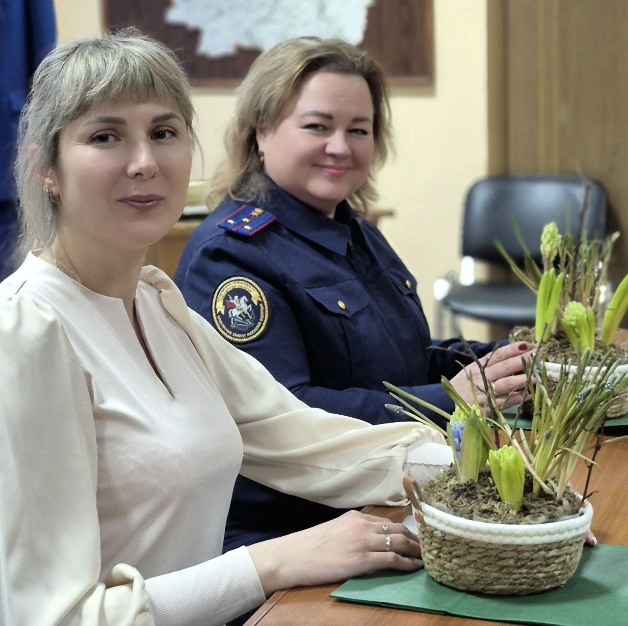 В преддверии 8 марта для женщин-участниц Женсовета следственного управления СК России по Тамбовской области организован мастер-класс по созданию цветочных композиций