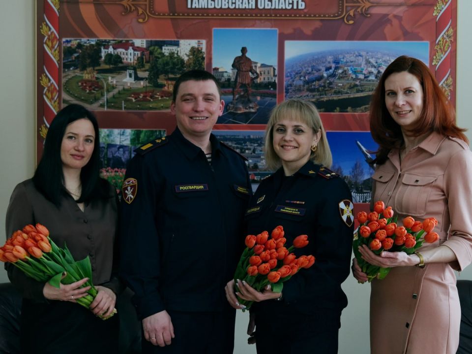 В Тамбове росгвардейцы поздравили женщин-коллег с 8 Марта