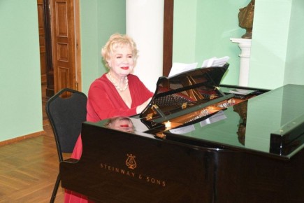 В музее-заповеднике С.В. Рахманинова «Ивановка» готовят программу «Времен связующая нить. Учителя и ученики», посвященный 100-летию Школы высшего художественного мастерства Московской государственной консерватории имени П....