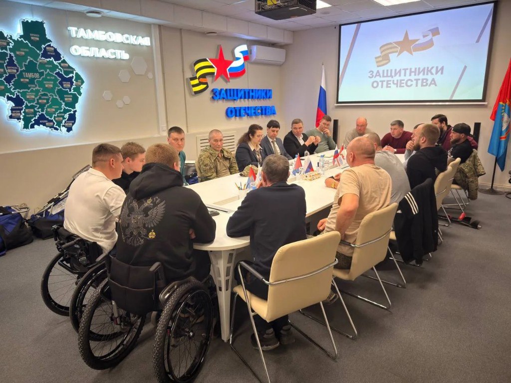 Тамбовским ветеранам СВО передали спортивную экипировку для следж-хоккея Тамбовским ветеранам СВО передали спортивную экипировку для следж-хоккея