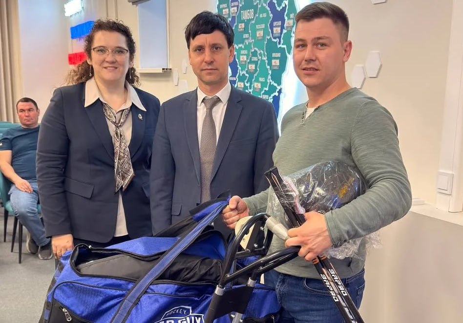 Тамбовским ветеранам СВО передали спортивную экипировку для следж-хоккея