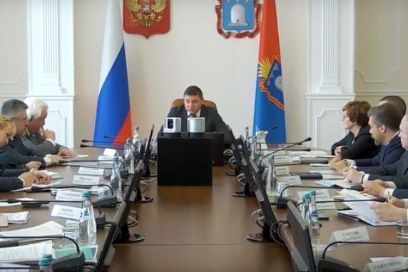 Евгений Первышов поручил начать ремонт дорог, «где асфальт сошёл вместе со снегом»