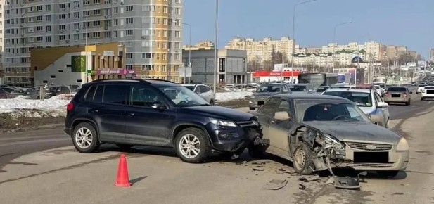 Два человека пострадали при столкновении автомобилей на улице Магистральной в Тамбове