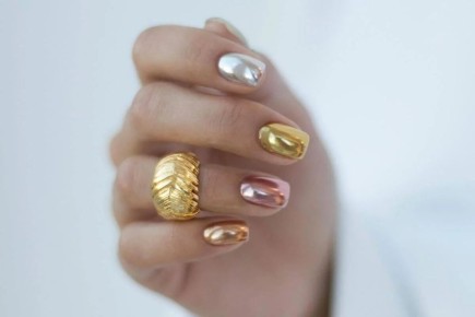 Ногти со стеклянным эффектом: зимний тренд, который покоряет сердца