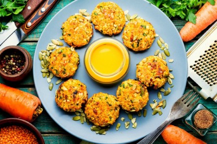 Морковные котлеты с кунжутом и соевым соусом