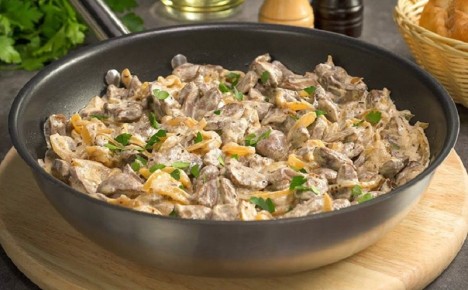 Куриные сердечки в сливочном соусе: доступный кулинарный шедевр для семейного ужина