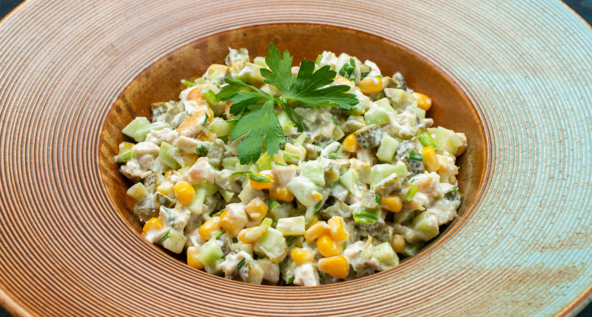 Встречайте Новый год без хлопот: простые и быстрые салаты на праздничный стол