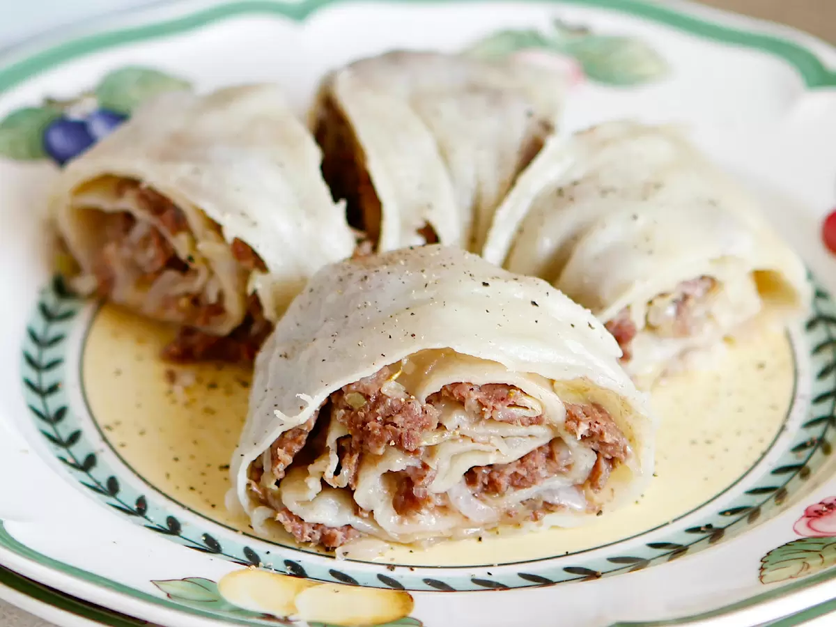 Нежный рулет без яиц: сытное угощение, которое удивит всех