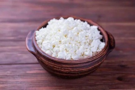 Творог для пожилых: важная беседа с неврологом