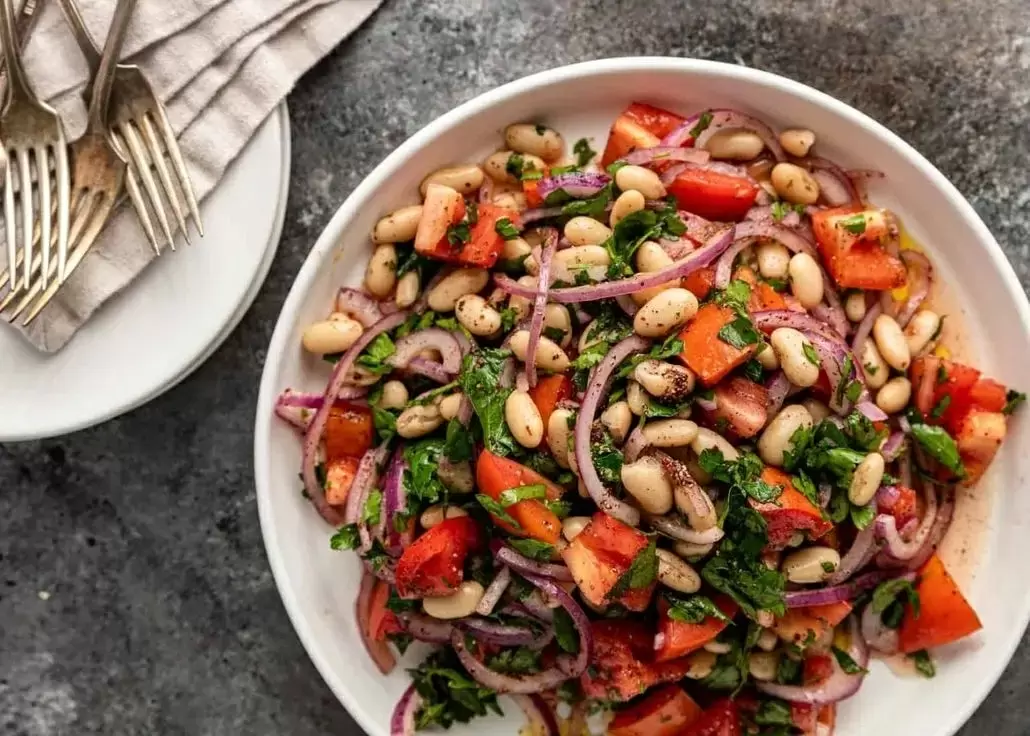 Турецкий салат из белой фасоли: восхитительное летнее лакомство