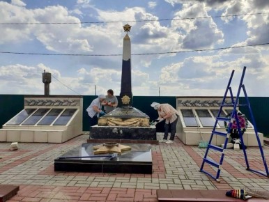 Евгений Первышов поручил привести в порядок мемориалы героев до Дня Победы