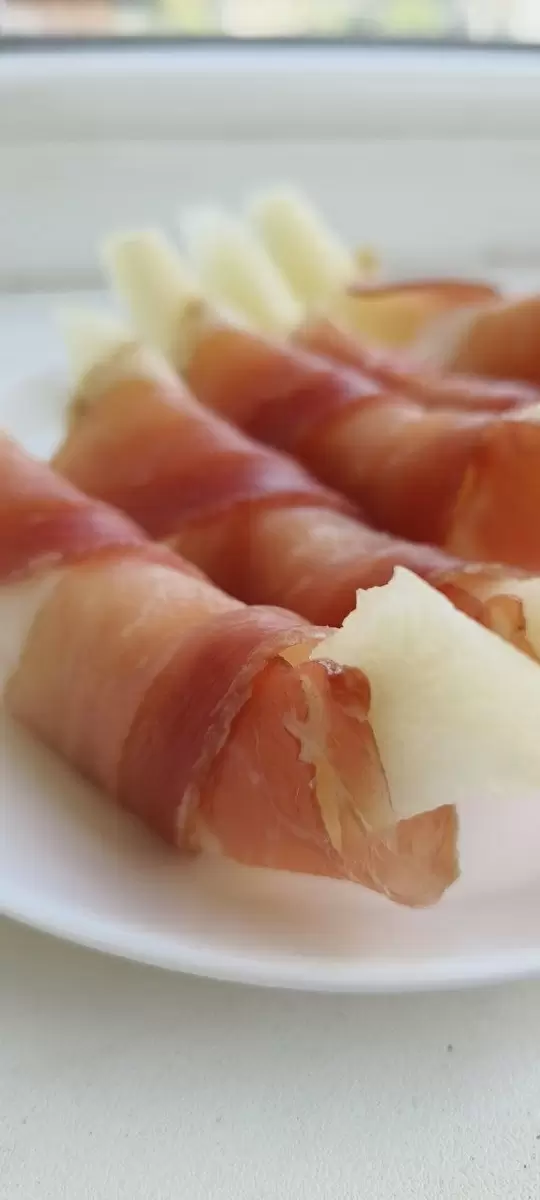 Дыня и хамон: идеальная закуска для знатоков