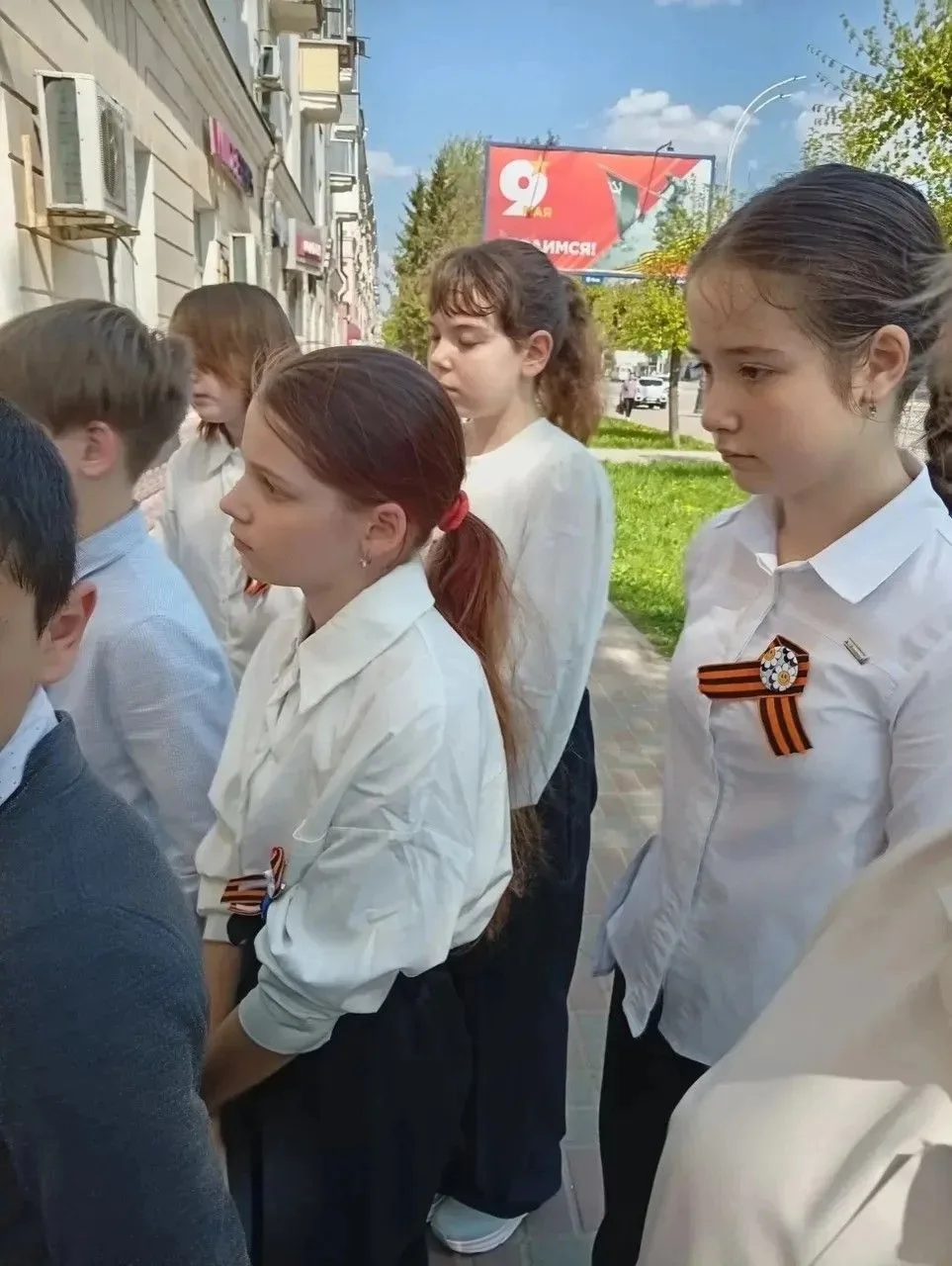Накануне Дня Победы ученики 5Е класса школы №22 провели митинг у мемориальной доски Ильи Ивановича Вокина — ветерана Великой Отечественной войны, Почётного гражданина Тамбова Накануне Дня Победы ученики 5Е класса школы №22 провели митинг у мемориальной доски Ильи Ивановича Вокина — ветерана Великой Отечественной войны, Почётного гражданина Тамбова