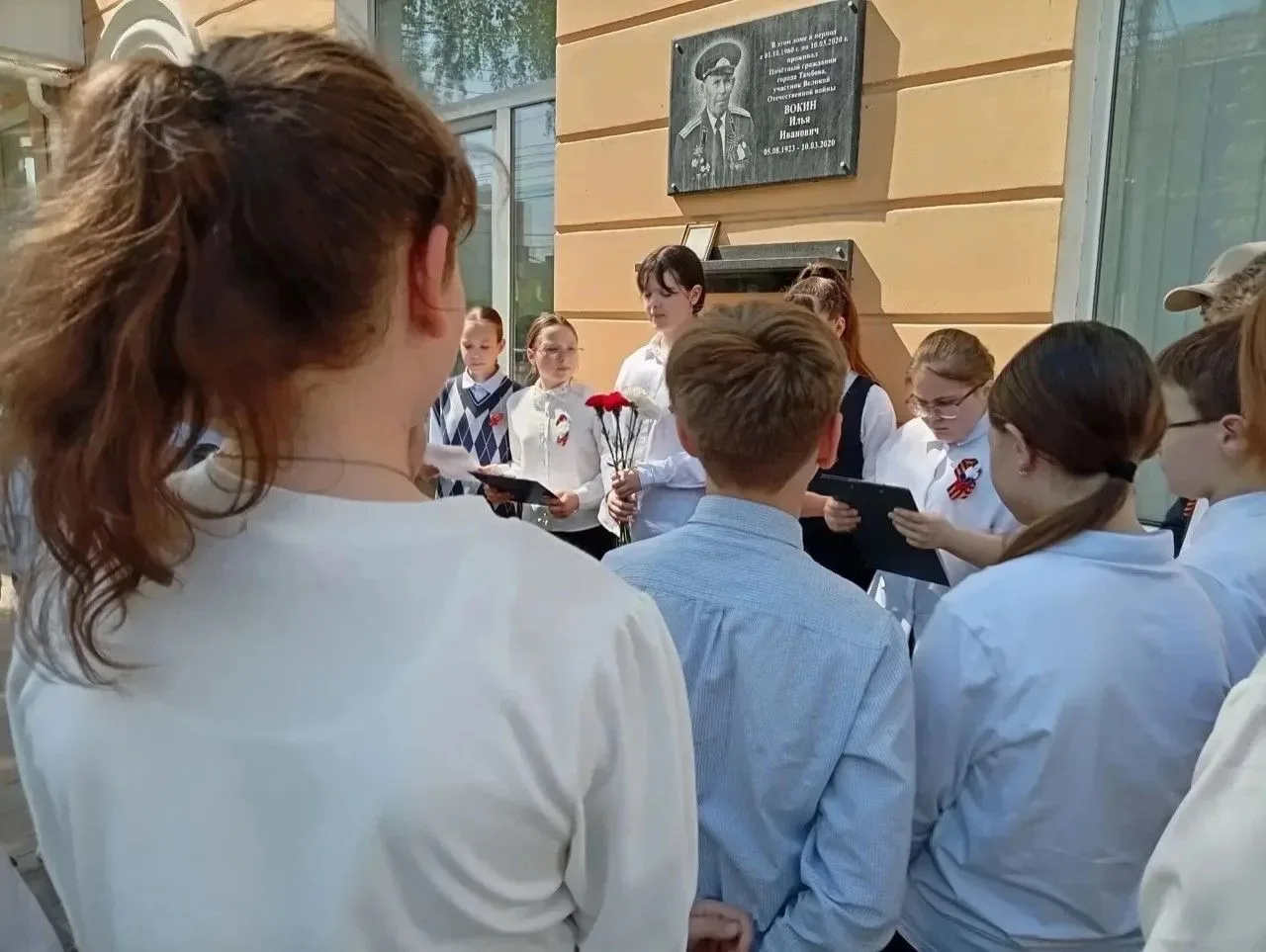 Накануне Дня Победы ученики 5Е класса школы №22 провели митинг у мемориальной доски Ильи Ивановича Вокина — ветерана Великой Отечественной войны, Почётного гражданина Тамбова Накануне Дня Победы ученики 5Е класса школы №22 провели митинг у мемориальной доски Ильи Ивановича Вокина — ветерана Великой Отечественной войны, Почётного гражданина Тамбова